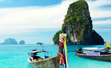 Boote an Küste Thailand