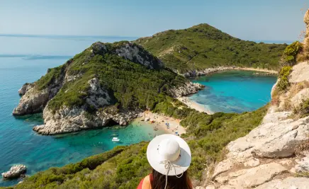 Griechenland Bucht Frau mit Hut