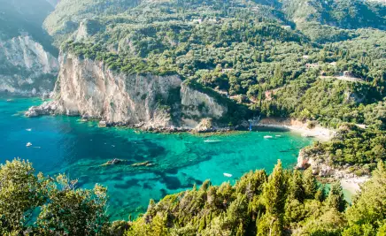 Blaues Meer und Natur