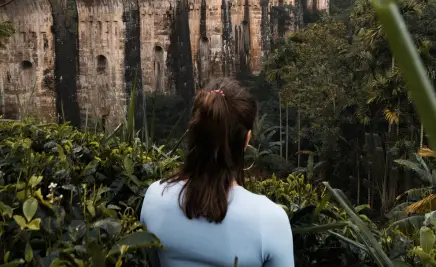 Person vor Brücke
