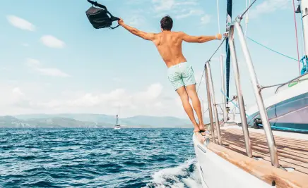 Mann auf Schiff